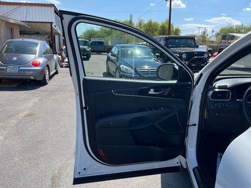 Used 2017 Kia Sorento SX image 29