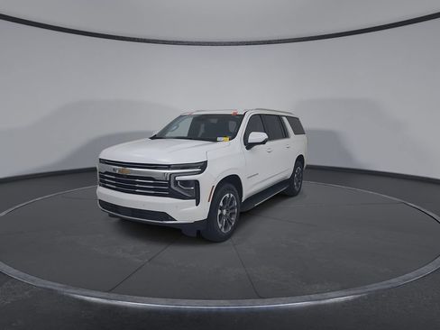 Used 2025 Chevrolet Suburban LT w/ Comfort Package AWD/4WD image 6