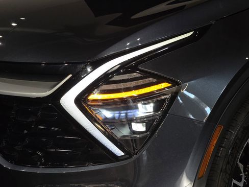 Used 2024 Kia Sportage EX image 11