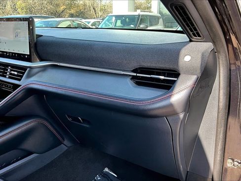 Used 2025 Ford Explorer ST-Line w/ ST-Line Street Pack image 18