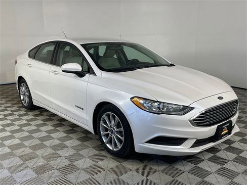 Used 2017 Ford Fusion SE image 25