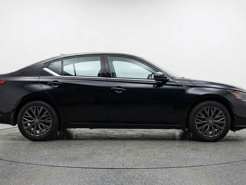 Used 2025 Nissan Altima 2.5 SV image 11