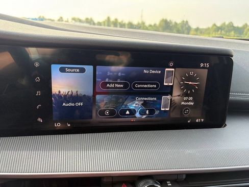Used 2025 Nissan Murano SV AWD/4WD image 16