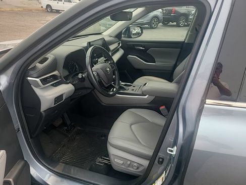 Used 2021 Toyota Highlander XLE AWD/4WD image 13