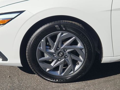 Used 2025 Hyundai Elantra Blue image 9