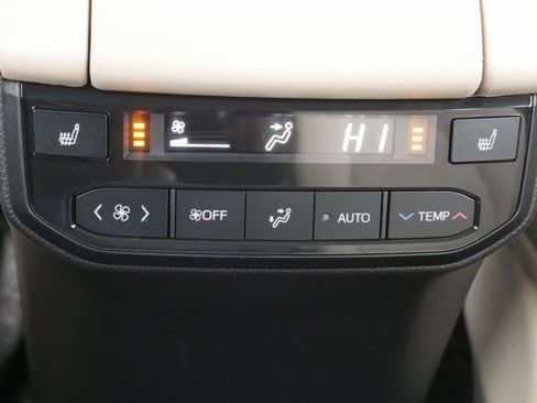 Used 2024 Toyota Highlander Platinum image 16