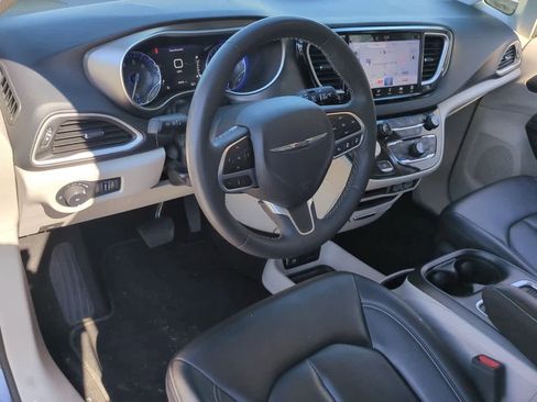 Used 2023 Chrysler Pacifica Touring-L image 10
