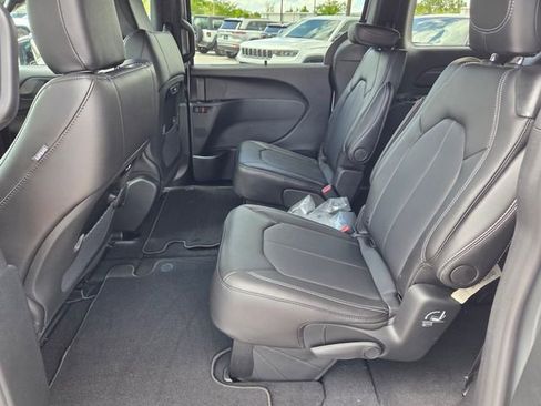 New 2026 Chrysler Pacifica Select image 5