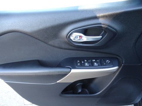 Used 2017 Jeep Cherokee 4WD Sport image 11