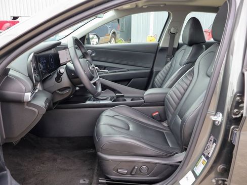 Used 2025 Hyundai Elantra Limited FWD image 7