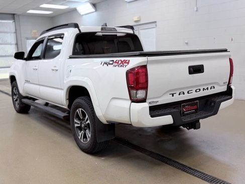 Used 2017 Toyota Tacoma TRD Sport w/ Tow Package AWD/4WD image 8