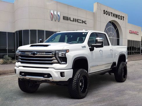 Used 2024 Chevrolet Silverado 2500 High Country w/ High Country Premium Package AWD/4WD image 2