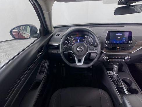 Used 2025 Nissan Altima 2.5 SV FWD image 21
