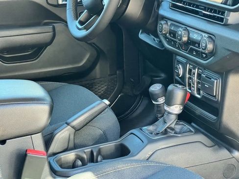 Used 2024 Jeep Wrangler Unlimited image 31