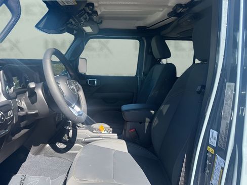 Used 2025 Jeep Wrangler Unlimited Sahara AWD/4WD image 9