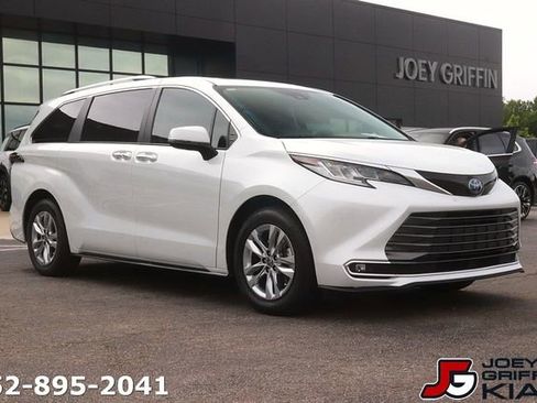 Used 2022 Toyota Sienna Limited FWD image 3