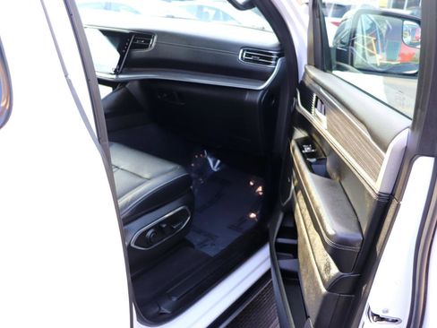 Used 2024 Jeep Wagoneer L Series II w/ Flexible Seating Group image 17