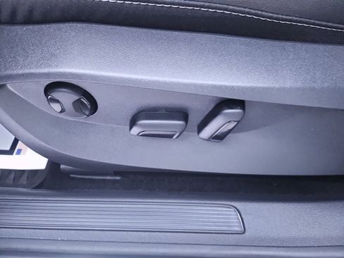 Used 2024 Volkswagen Taos SE image 12