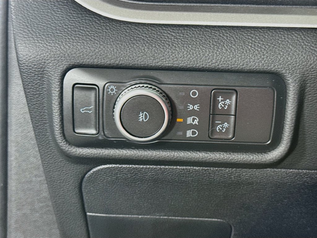 Used 2022 Ford Explorer XLT w/ Equipment Group 202A AWD/4WD image 19
