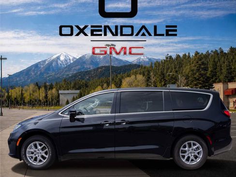 Used 2023 Chrysler Pacifica Touring-L FWD image 4