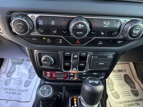 Used 2024 Jeep Wrangler Unlimited Rubicon w/ Convenience Group AWD/4WD image 23
