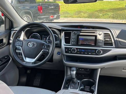 Used 2019 Toyota Highlander LE AWD/4WD image 21