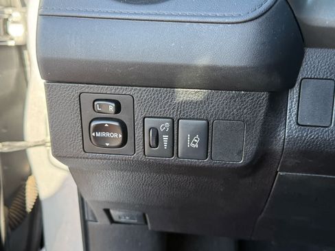 Used 2018 Toyota RAV4 LE FWD image 19