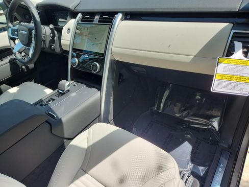 Used 2025 Land Rover Discovery S image 29