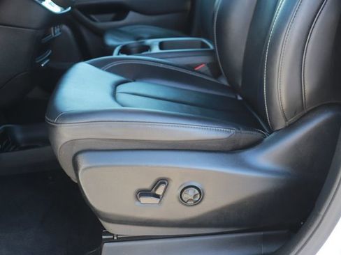 Used 2025 Chrysler Pacifica Select image 10