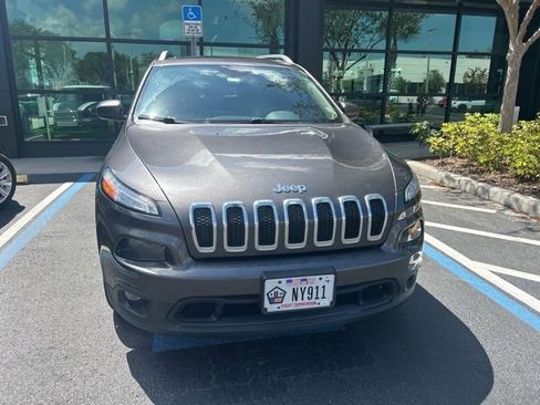 Used 2018 Jeep Cherokee Latitude Plus w/ Comfort/Convenience Group image 2