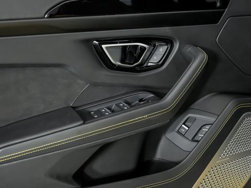 Used 2021 Lamborghini Urus image 18