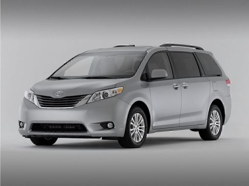 Used 2013 Toyota Sienna XLE FWD image 1