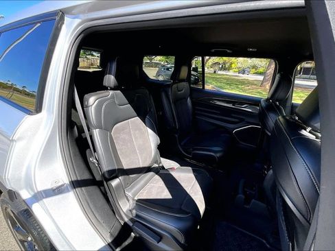 Used 2022 Jeep Grand Cherokee L Laredo RWD image 17