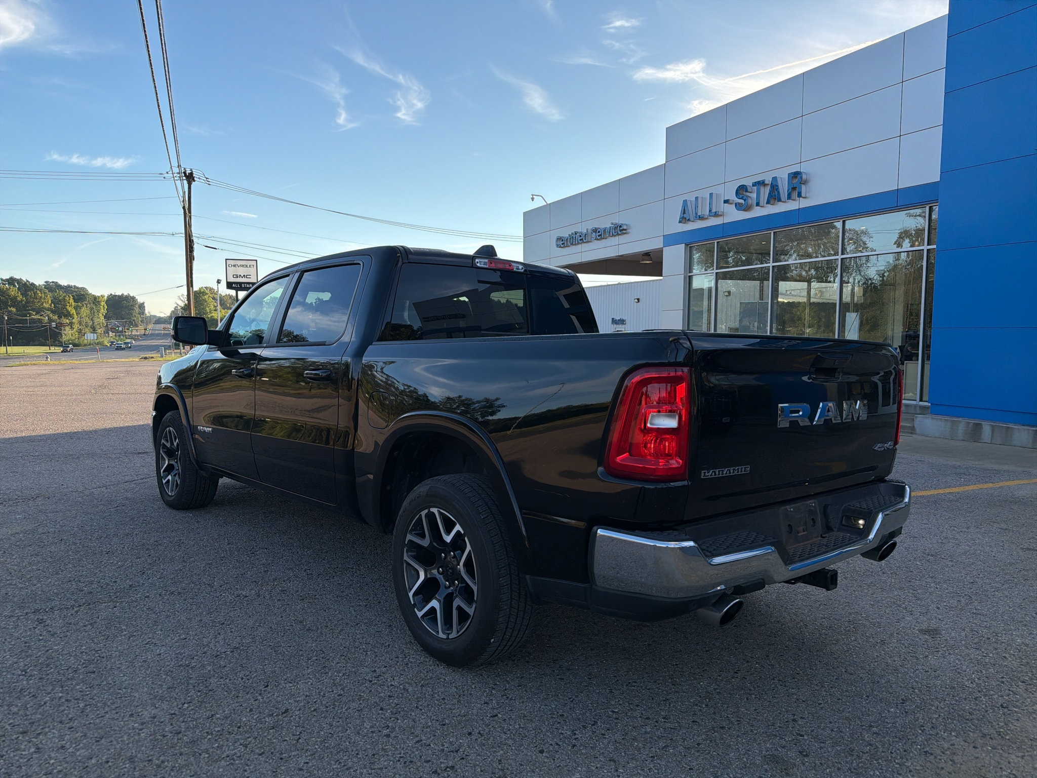 Used 2025 RAM 1500 Laramie AWD/4WD image 7