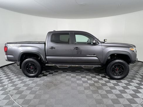 Used 2018 Toyota Tacoma TRD Off-Road image 12