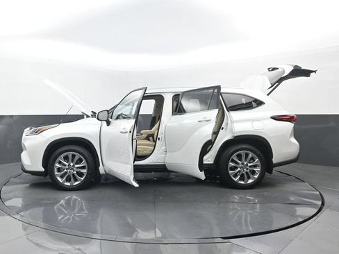 Used 2025 Toyota Highlander Limited FWD image 33