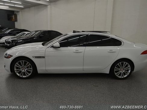 Used 2020 Jaguar XF Premium image 3