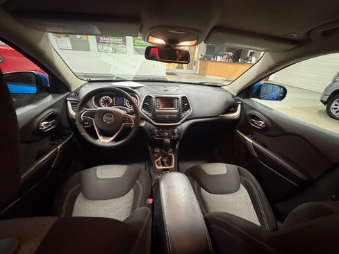 Used 2018 Jeep Cherokee Latitude w/ Altitude Package image 12