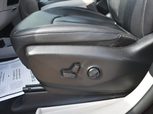 Used 2024 Chrysler Pacifica Touring-L FWD image 13