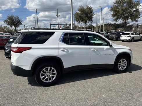 Used 2021 Chevrolet Traverse LT image 2