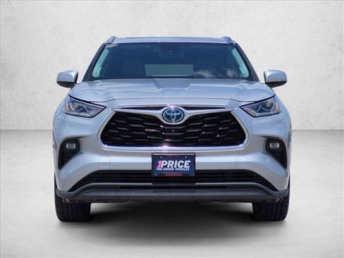 Used 2022 Toyota Highlander Limited FWD image 2