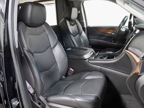Used 2017 Cadillac Escalade ESV Luxury image 28
