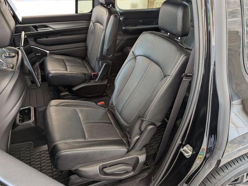 Used 2024 Jeep Wagoneer Series II RWD image 18
