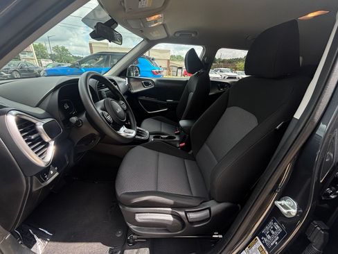 Used 2025 Kia Soul LX w/ LX Technology Package FWD image 25