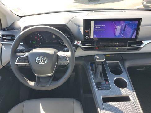 Used 2025 Toyota Sienna XLE image 24