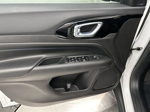 Used 2025 Jeep Compass Latitude w/ Altitude Special Edition image 12