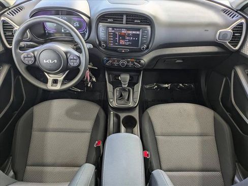 Used 2025 Kia Soul LX w/ LX Technology Package FWD image 16