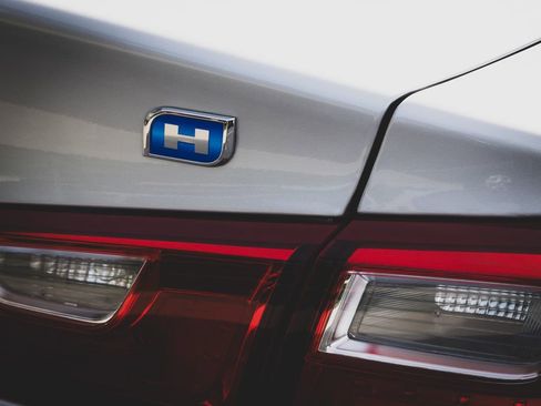 Used 2017 Chevrolet Malibu Hybrid w/ Leather Package image 28