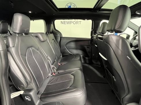 Used 2019 Chrysler Pacifica Touring-L image 26