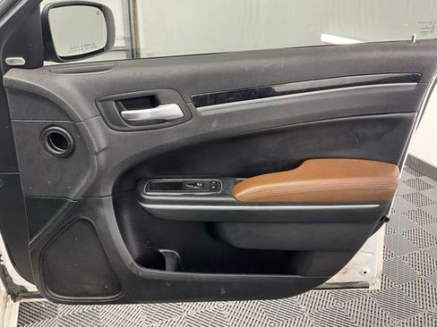 Used 2018 Chrysler 300 Limited image 12